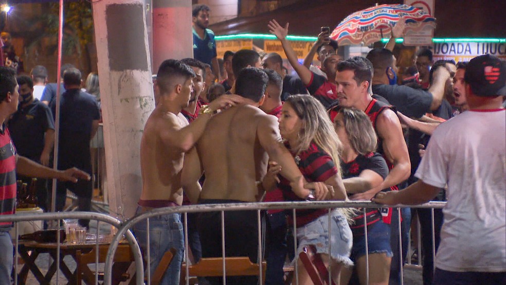 Torcedores do Flamengo brigam na Tijuca — Foto: Reprodução/TV Globo