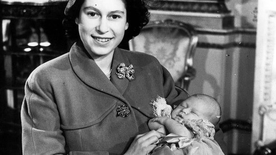 Por que nunca vimos fotos da Rainha Elizabeth II grávida?