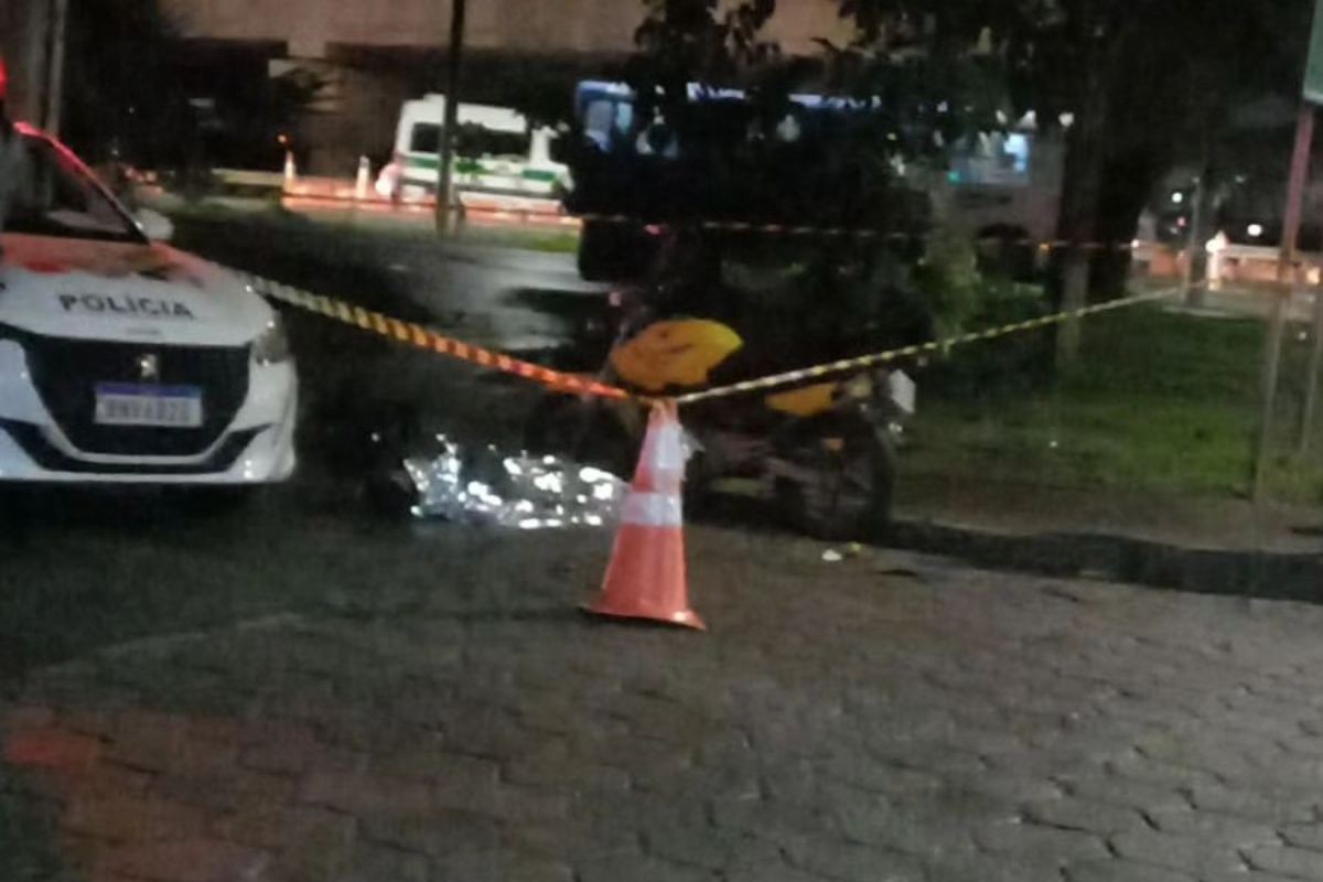 Motociclista morre após se envolver em acidente com semi-reboque de caminhão em Cubatão, SP