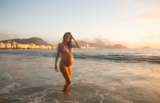 Marcella Fogaça está grávida de gêmeas e clicou ensaio na praia (Foto: Divulgação/ Matri Fotografia)