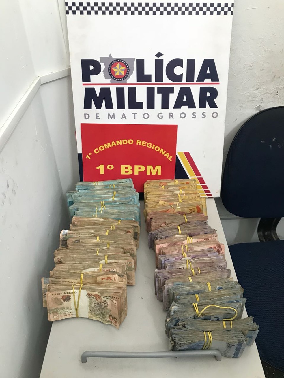 LadrÃ£o Ã© preso com R$ 144 mil furtados de cofre de agÃªncia bancÃ¡ria em CuiabÃ¡ (Foto: PolÃ­cia Militar de MT)