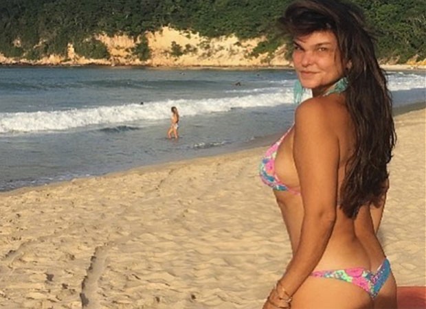 Aos 57 anos, Cristiana Oliveira aparece linda em selfie de biquíni - Quem