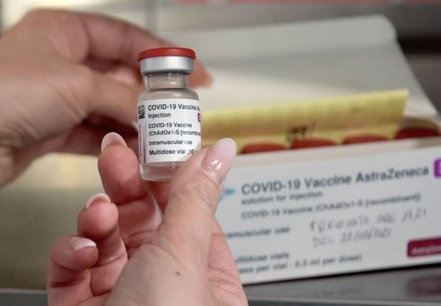 Algumas pessoas têm hesitado em tomar a vacina AstraZeneca, apesar dos riscos baixos (Foto: Getty Images)
