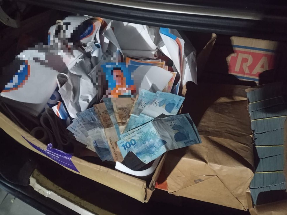 Durante abordagem, a PM apreendeu R$ 300 e santinhos eleitorais em carro com três pessoas em Caucaia.  — Foto: Reprodução