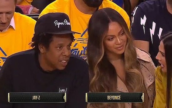 A cantora Beyoncé incomodada enquanto é ignorada pelo marido Jay Z e uma mulher na final da NBA (Foto: Reprodução)