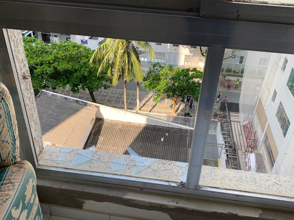 Foto divulgada neste sábado (11) mostra janela quebrada por onde criança de 5 anos caiu em Guarujá (SP) — Foto: Reprodução/Plantão Guarujá
