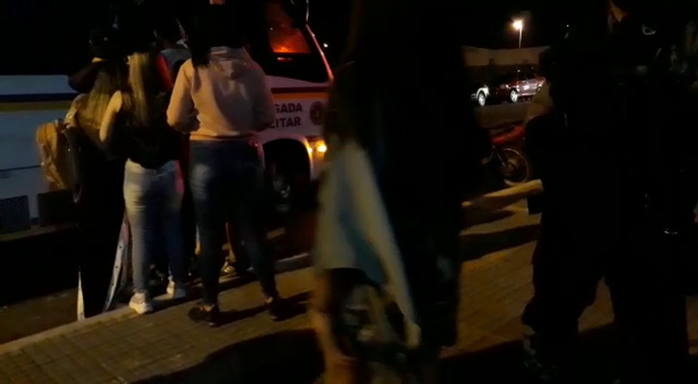 Jovens foram conduzidos à delegacia de polícia onde responsáveis assinaram termo circunstanciado — Foto: Reprodução / RBS TV 