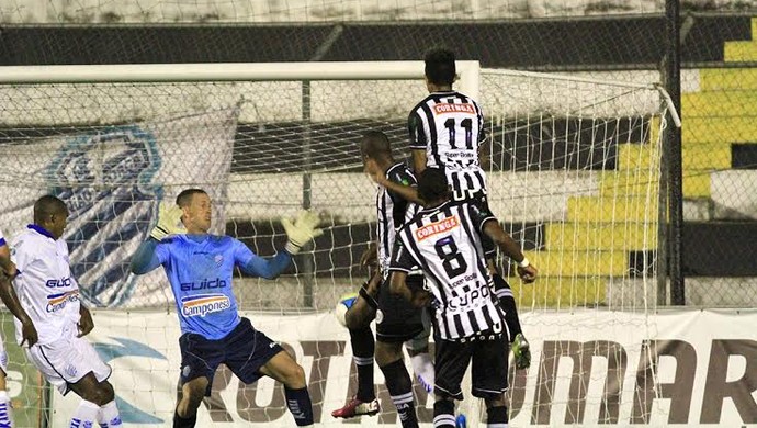 Lima, de cabeça, marca o décimo gol no estadual (Foto: Ailton Cruz/ Gazeta de Alagoas)