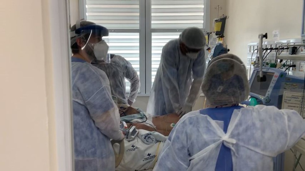 Paciente é reanimado dentro da UTI para Covid-19 do Hospital Jayme Santos Neves, no ES — Foto: Reprodução/TV Gazeta