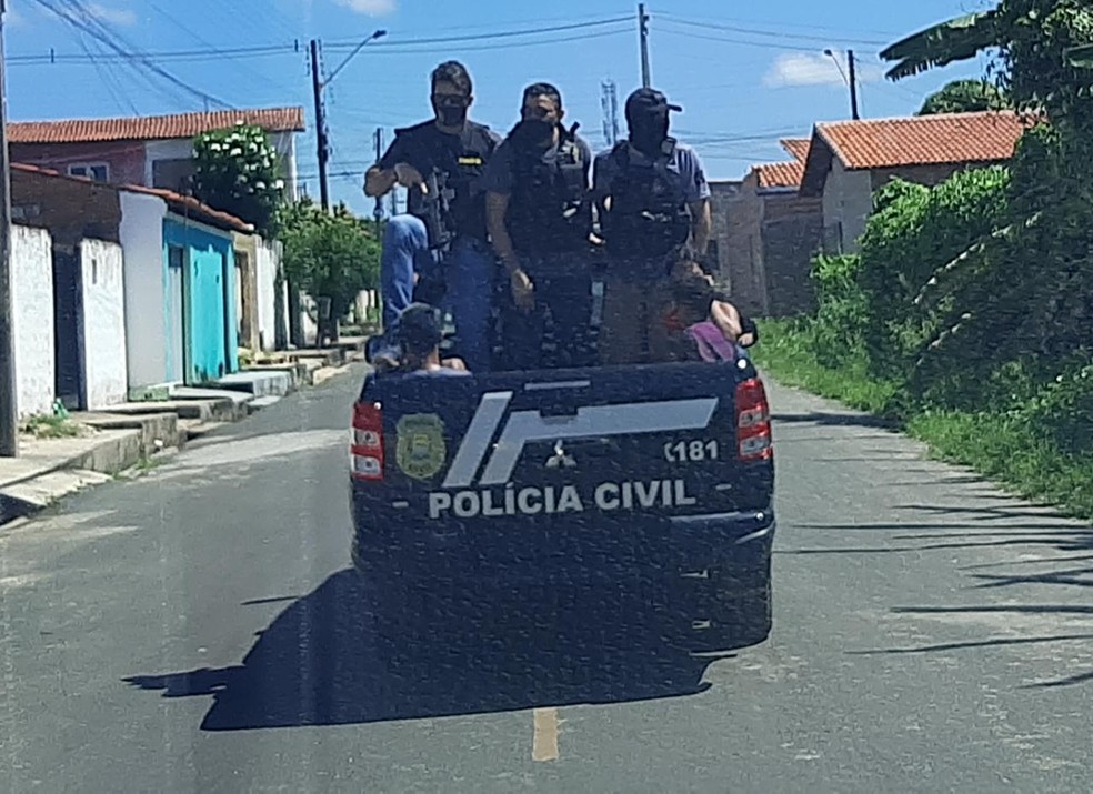 Suspeitos de tráfico de drogas são presos na Zona Sudeste de Teresina — Foto: Divulgação/Depre