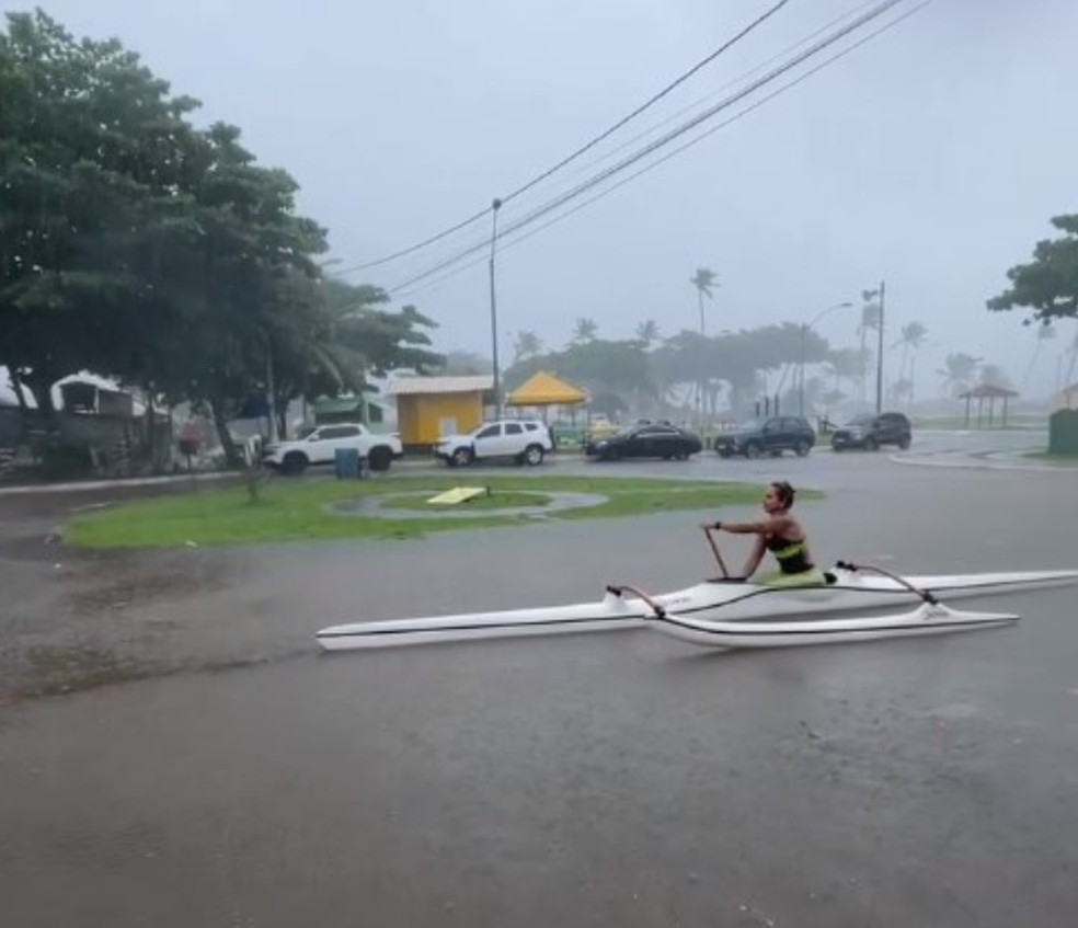 Atleta usou pista asfaltada para remar nesta quarta-feira (3) — Foto: Redes sociais