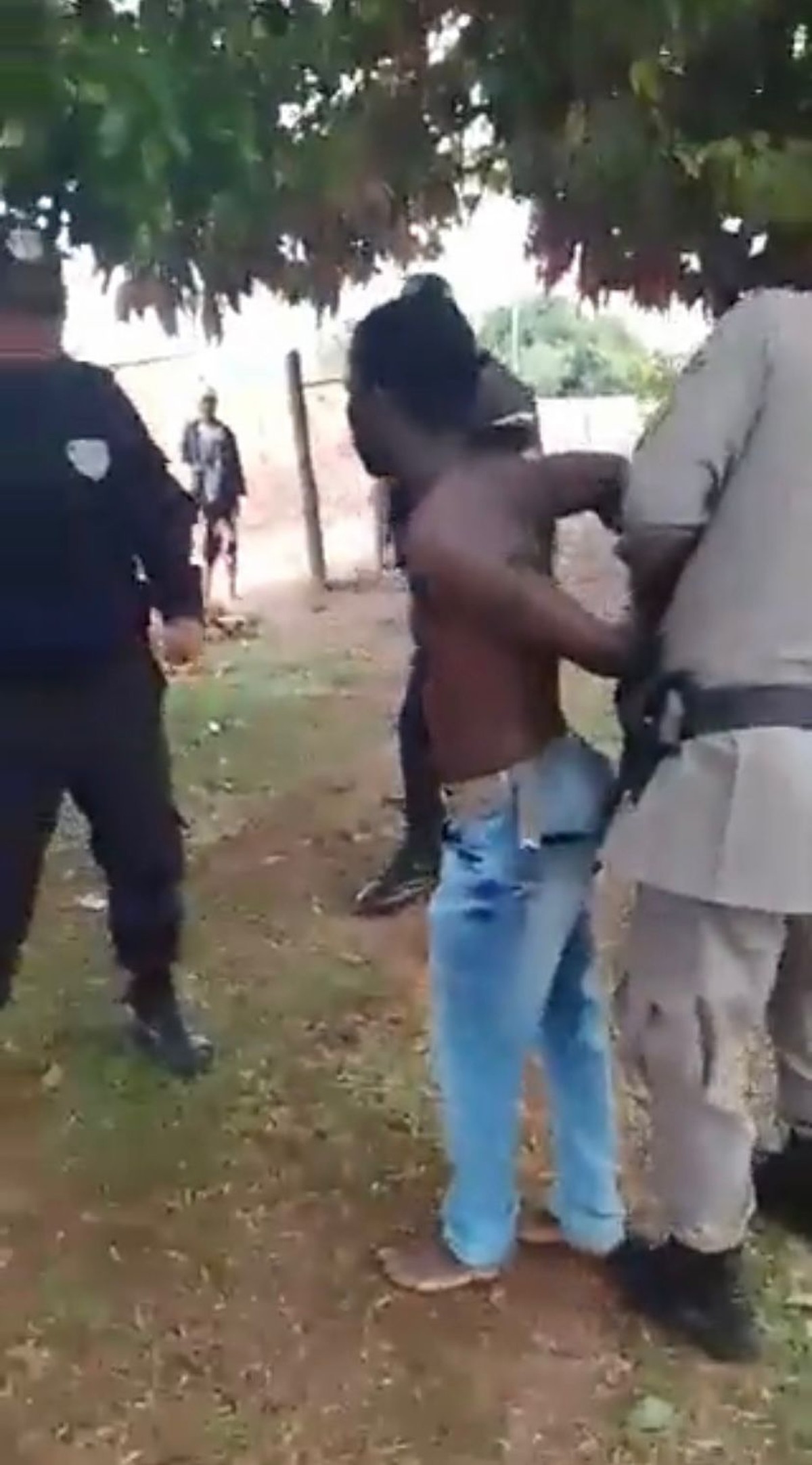 PM prende jovem negro em Goiás: 'vai gritar Lula na África'; vídeo