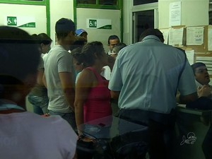 Candidatos saíram do local de prova e foram à delegacia regional registrar BO (Foto: TV Verdes Mares/Reprodução)