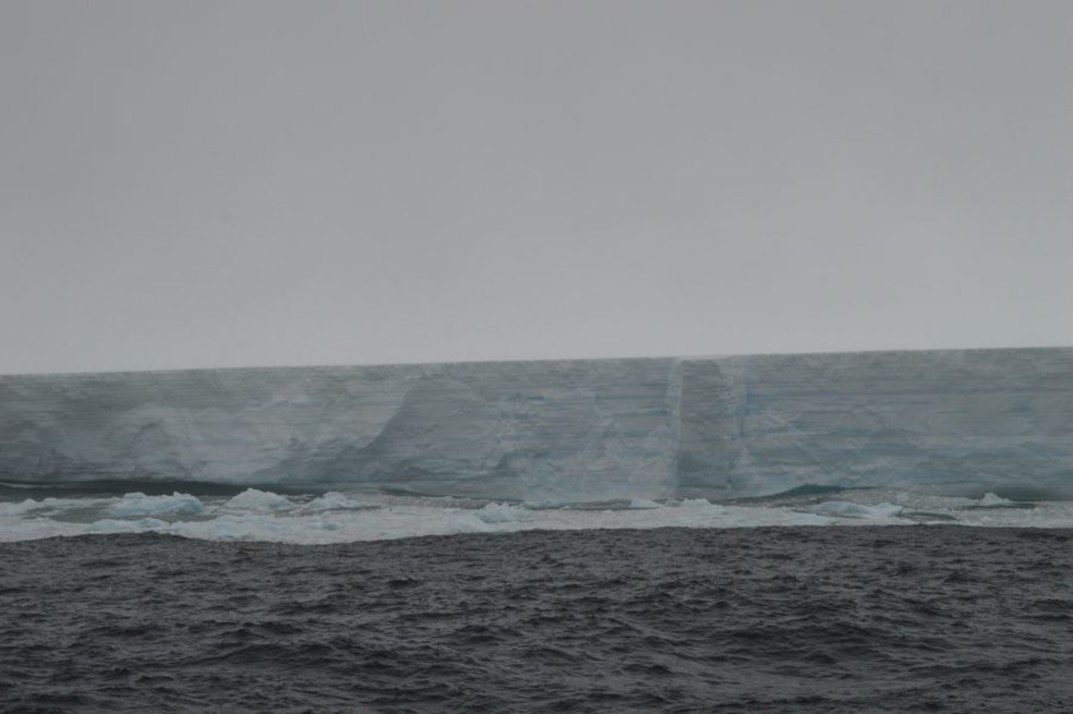 Equipe conseguiu chegar a 500 metros do gigante A76a, que tem o dobro do tamanho da cidade de SP e é o maior iceberg flutuante da Terra — Foto:  Chris Auckland/BAS
