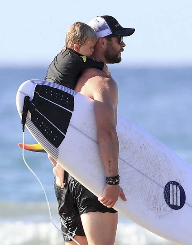 Chris Hemsworth e um dos filhos gêmeos (Foto: Grosby Group)
