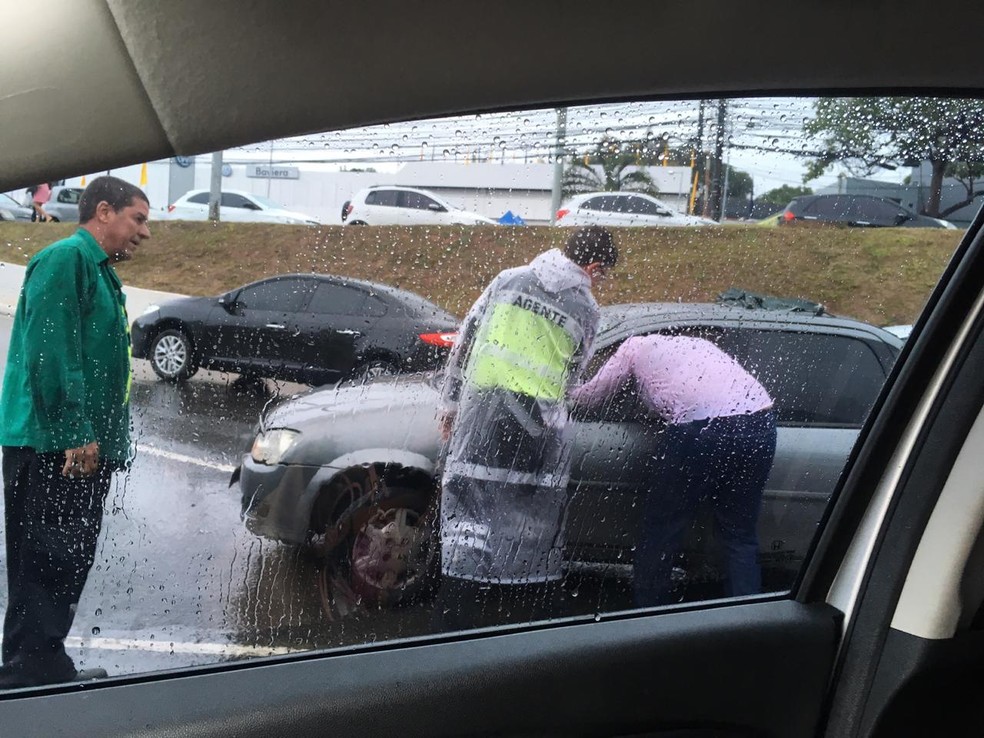 Motoristas precisaram de ajuda dos agentes da Transalvador  — Foto: Camila Pimentel/TV Bahia