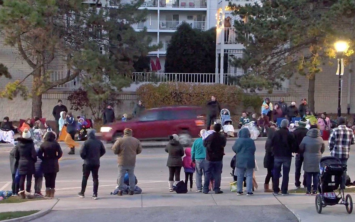 SUV avanza desfile de Navidad en Wisconsin, dejando víctimas |  Globalismo