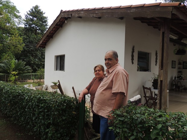 Seu Cebola e a mulher, na frente de casa, no bairro do Rodeio (Foto: Carolina Paes/G1)
