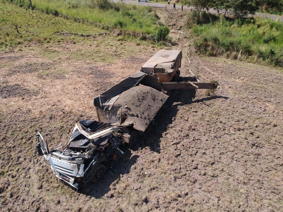 Acidente entre ônibus e caminhão deixou dezenas de mortos em rodovia de Taguaí (SP) — Foto: William Silva/TV TEM