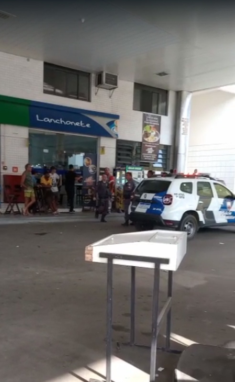 Ex-PM foi atingido pelos tiros enquanto estava dentro da loja de conveniência de um posto de combustíveis  — Foto: Reprodução/TV Gazeta