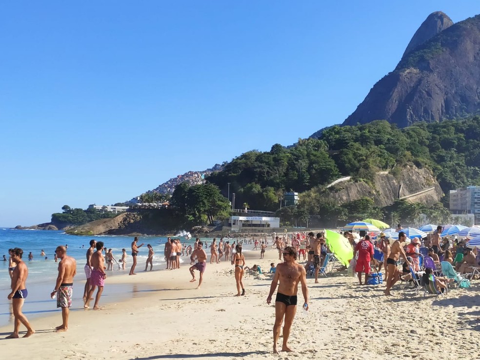 No Rio de Janeiro, mesmo no inverno as praias estavam cheias até o último fim de semana — Foto: G1 Rio