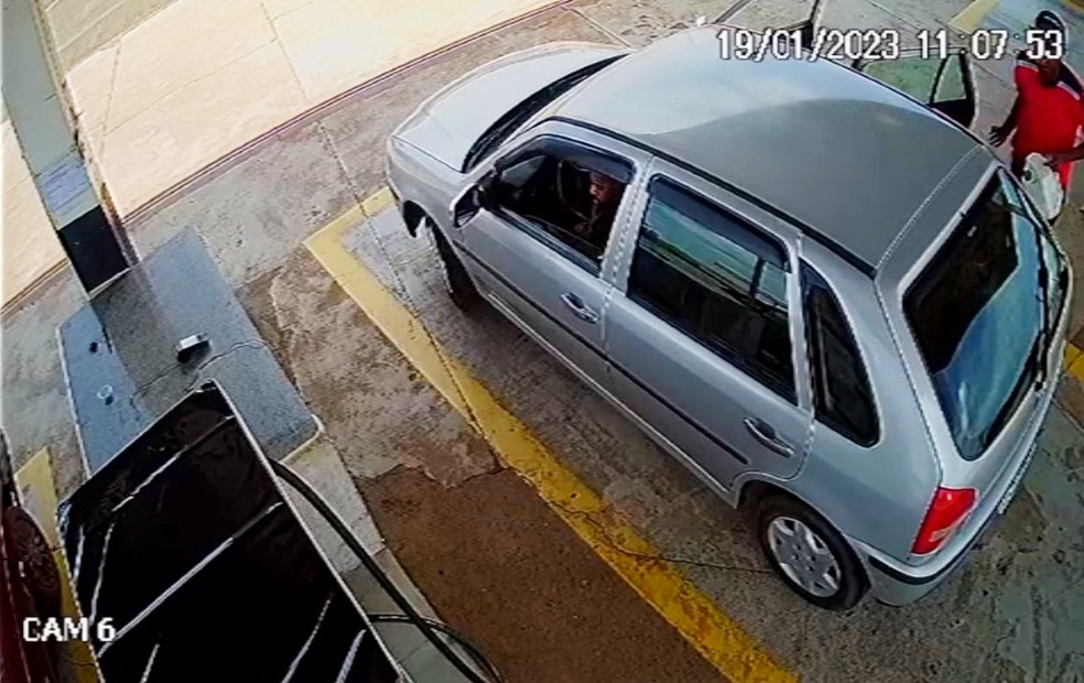Câmera registrou momento que suspeitos de atearem fogo em adolescente e filha bebê compram etanol em Laranjal Paulista — Foto: Reprodução