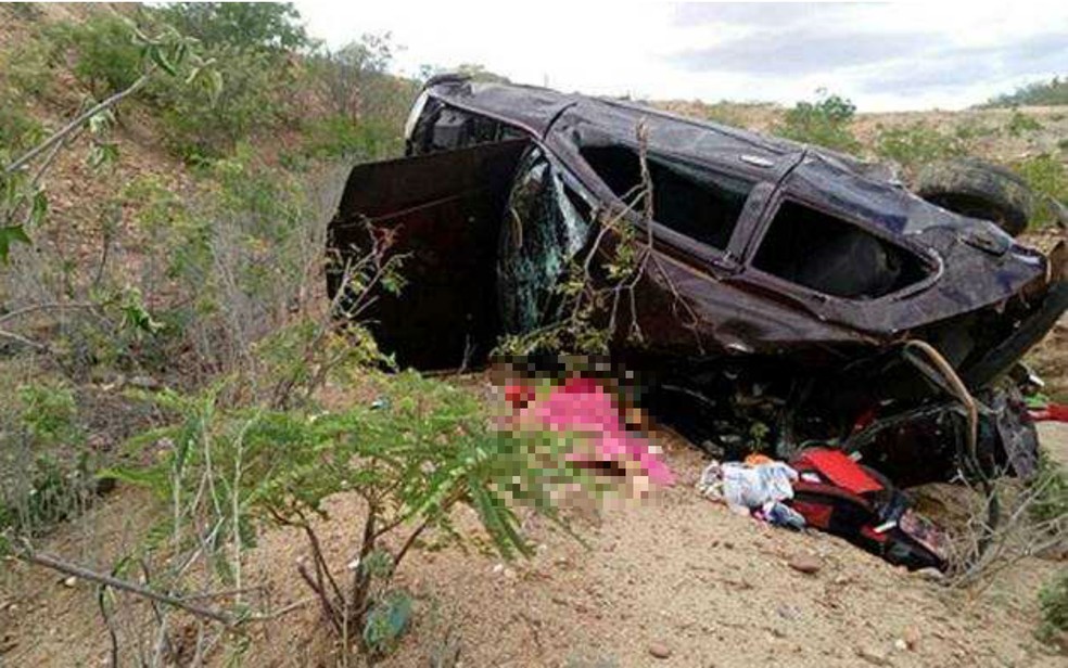 Veículo capotou e parou fora da estrada (Foto: Beira Rio Notícias)