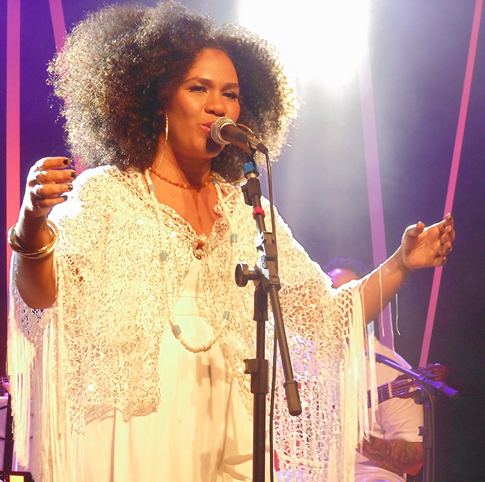 Mariene de Castro abre a roda do samba da Bahia para o jongo em show de temperatura homogênea