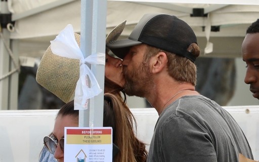 Gerard Butler e Morgan Brown trocam um beijo em mercado de Los Angeles