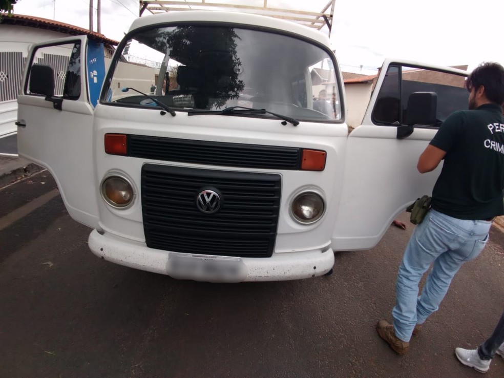 Motorista foi assassinado dentro de Kombi no meio da rua, em Bauru — Foto: Polícia Civil/Divulgação