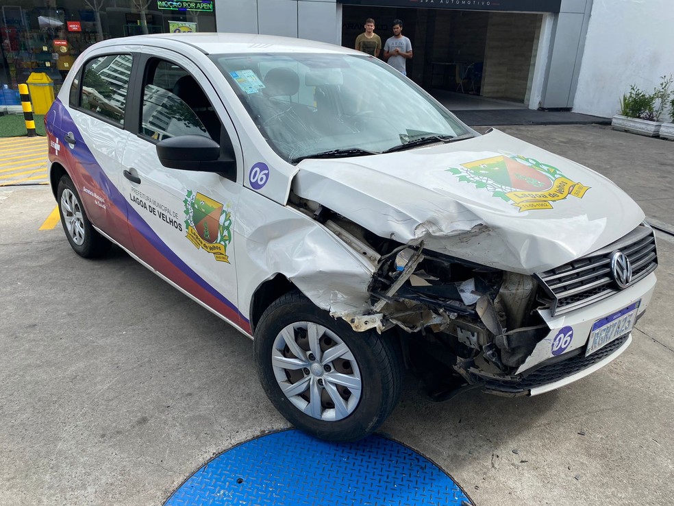 Carro da prefeitura de Lagoa de Velhos envolvido em acidente em Natal. — Foto: Pedro Trindade/Inter TV Cabugi