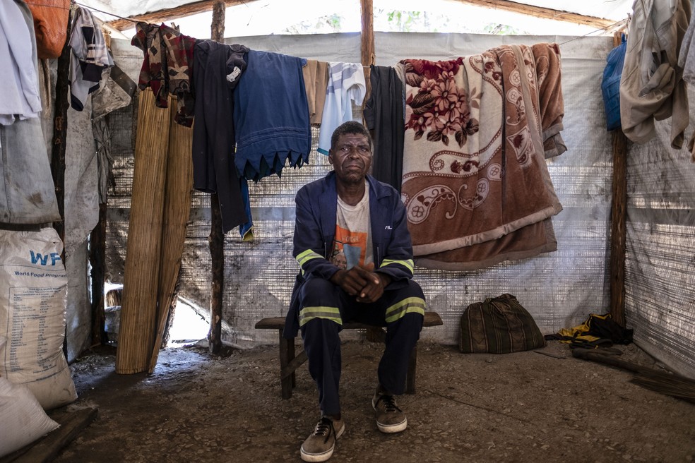 Filipe Gove, de 68 anos, passou a viver em um campo de reassentamento para as vítimas do ciclone Idai. Ele perdeu familiares e toda sua plantação. Atualmente, vive em assentamento — Foto: Miora Rajaonary/ Everyday Africa via CICV