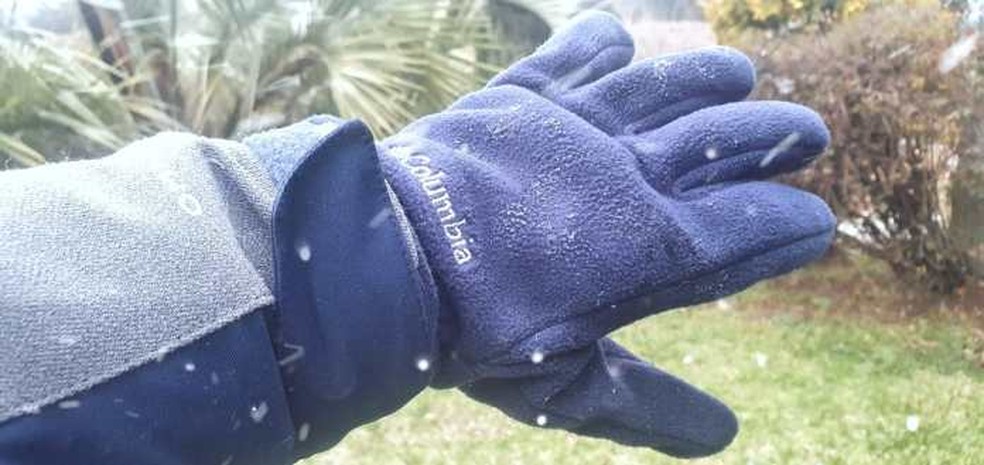 Flocos de neve em luva em São Joaquim nesta quarta-feira (28) — Foto: Mycchel Legnaghi/São Joaquim Online/Divulgação