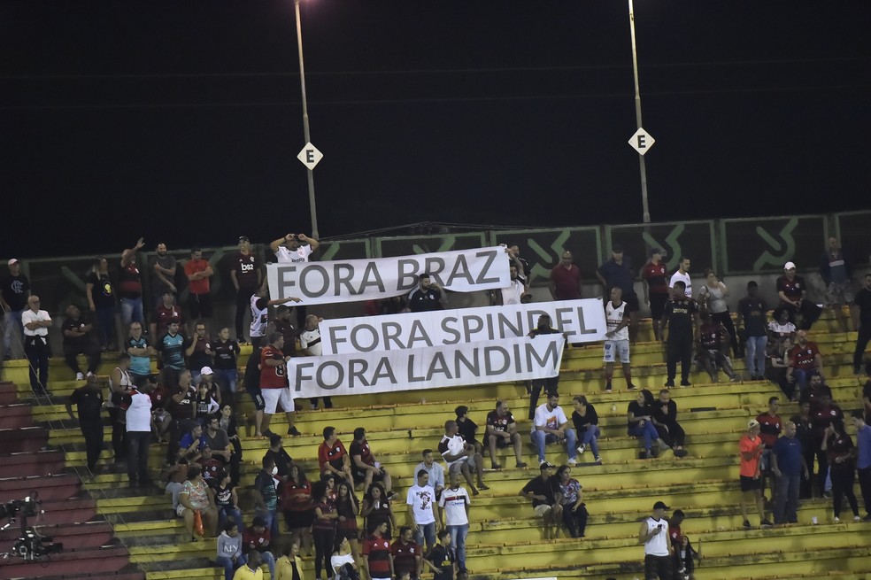 Torcedores do Flamengo levam faixas para protestar contra a diretoria — Foto: André Durão