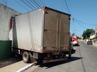 Caminhão invade muro e dois ficam feridos em Campos, no RJ