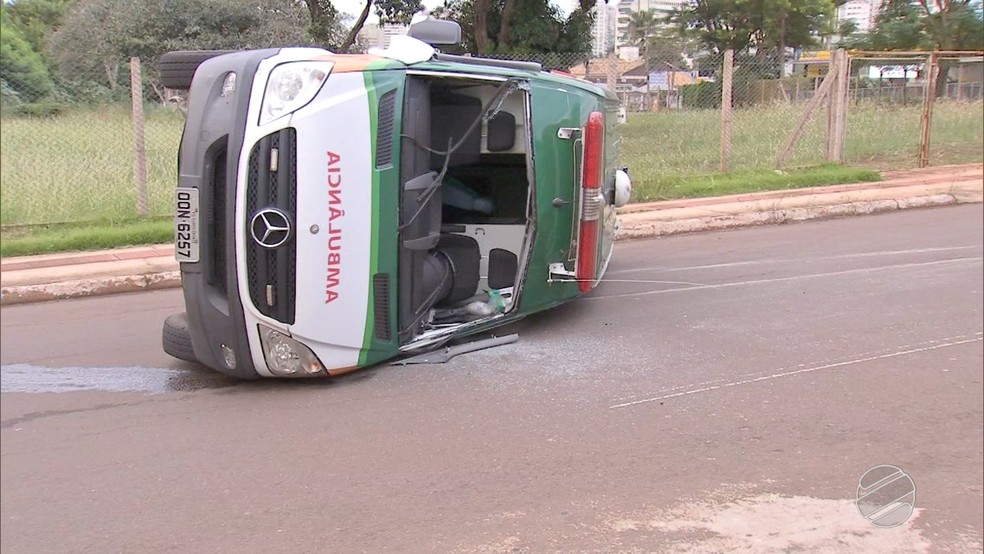 Ambulância capota após bater em carro em Campo Grande, MS (Foto: Reprodução TV Morena)