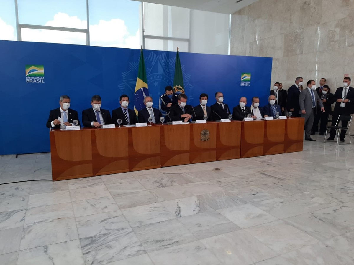 Com máscaras, Bolsonaro e ministros fazem pronunciamento sobre coronavírus no Planalto