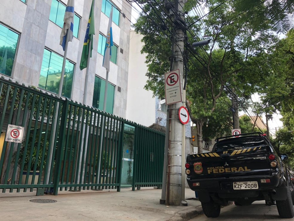 PF na porta do prédio da Secretaria Municipal de Conservação (Foto: Bruno Albernaz/G1)