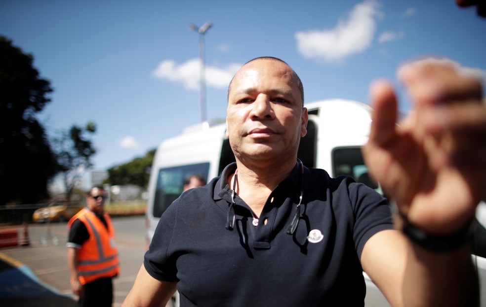 Pai de Neymar pega câmera de fotógrafo — Foto: Ueslei Marcelino/Reuters