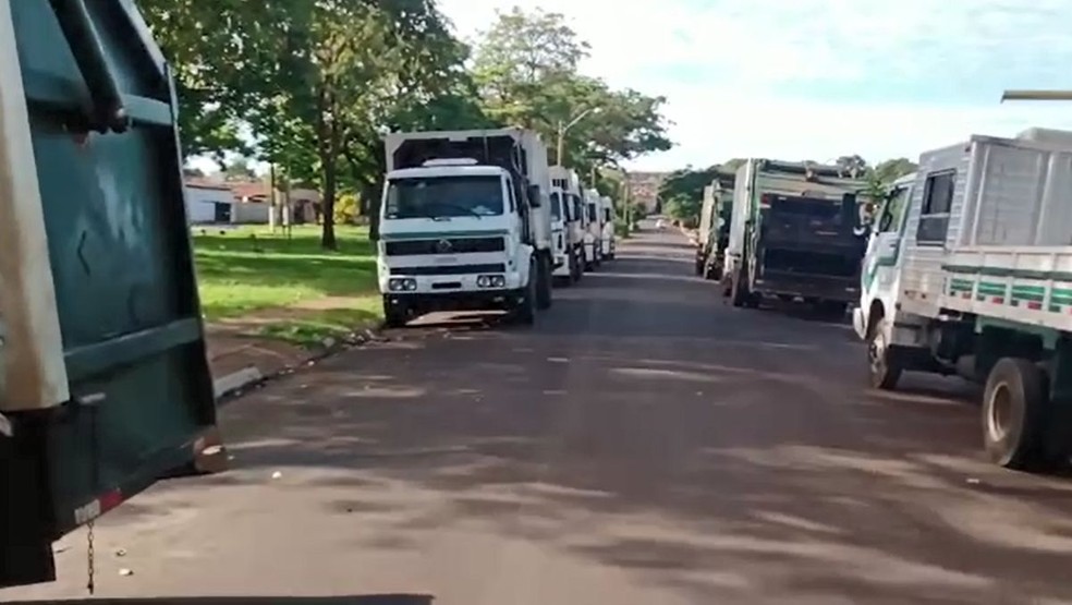 Caminhões não saíram para coleta de lixo na manhã desta terça-feira em Ourinhos — Foto: Arquivo pessoal 