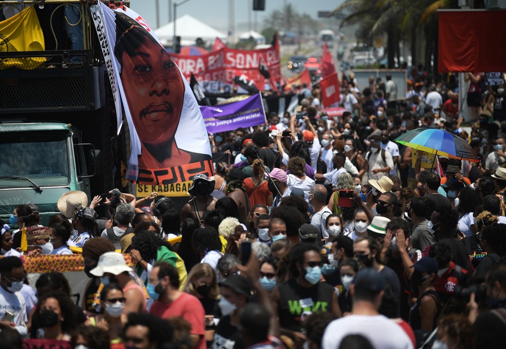 Manifestantes protestam por justiça pela morte de Moïse Kabagambe na Barra da Tijuca, no Rio de Janeiro. — Foto: Carl de Souza/AFP