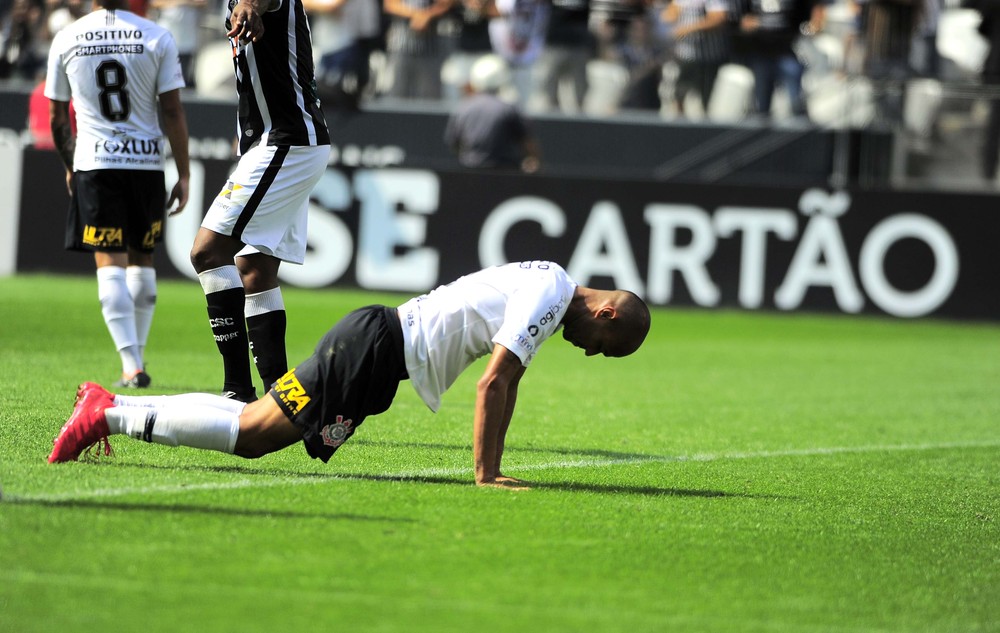 Roger se chateia com estreia em branco no Corinthians: