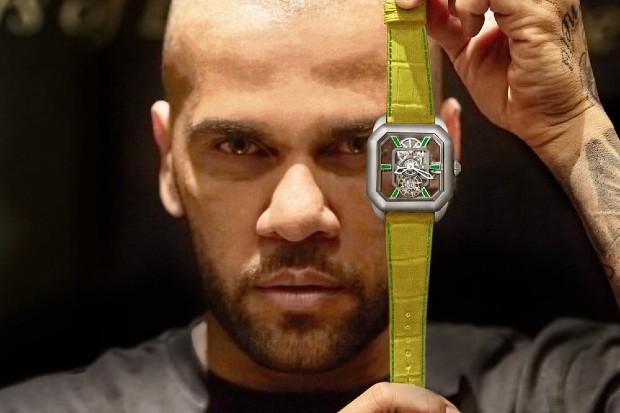 Daniel Alves e um dos relógios de sua parceria com marca alemã (Foto: Divulgação)