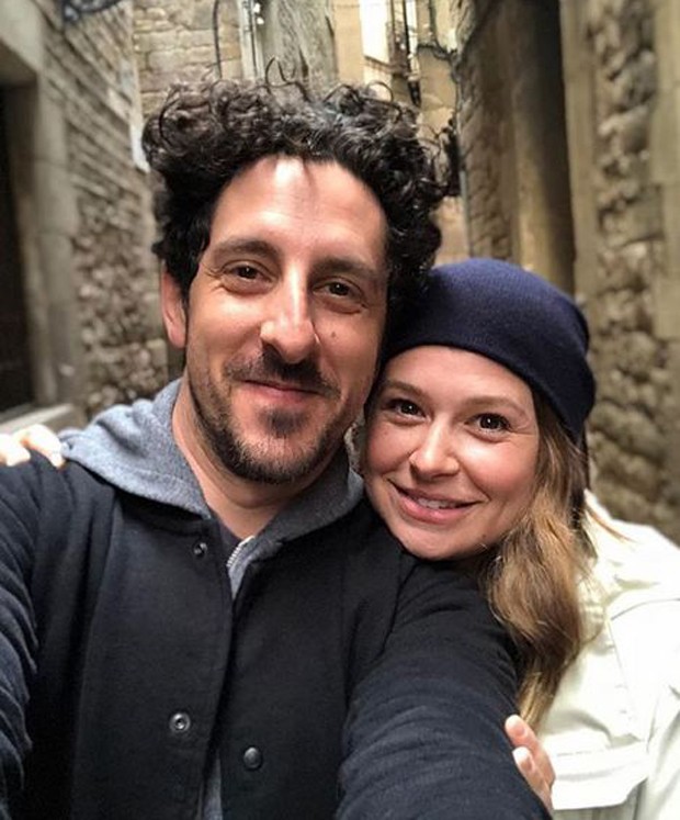 Katie Lowes e Adam Shapiro (Foto: Reprodução/Instagram)
