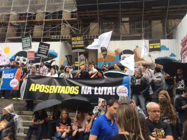 Aposentados protestam contra pacote de austeridade do governo Pezão (Foto: Patrícia Teixeira/G1) Aposentados protestam contra pacote de austeridade do governo Pezão (Foto: Patrícia Teixeira/G1)