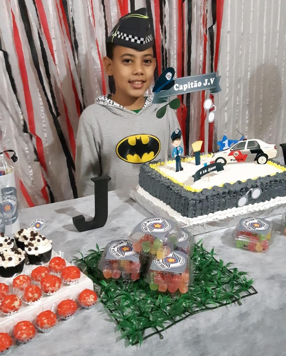 JoÃ£o Victor completou 10 anos com a presenÃ§a de policiais em sua festa (Foto: DivulgaÃ§Ã£o/PolÃ­cia Militar)