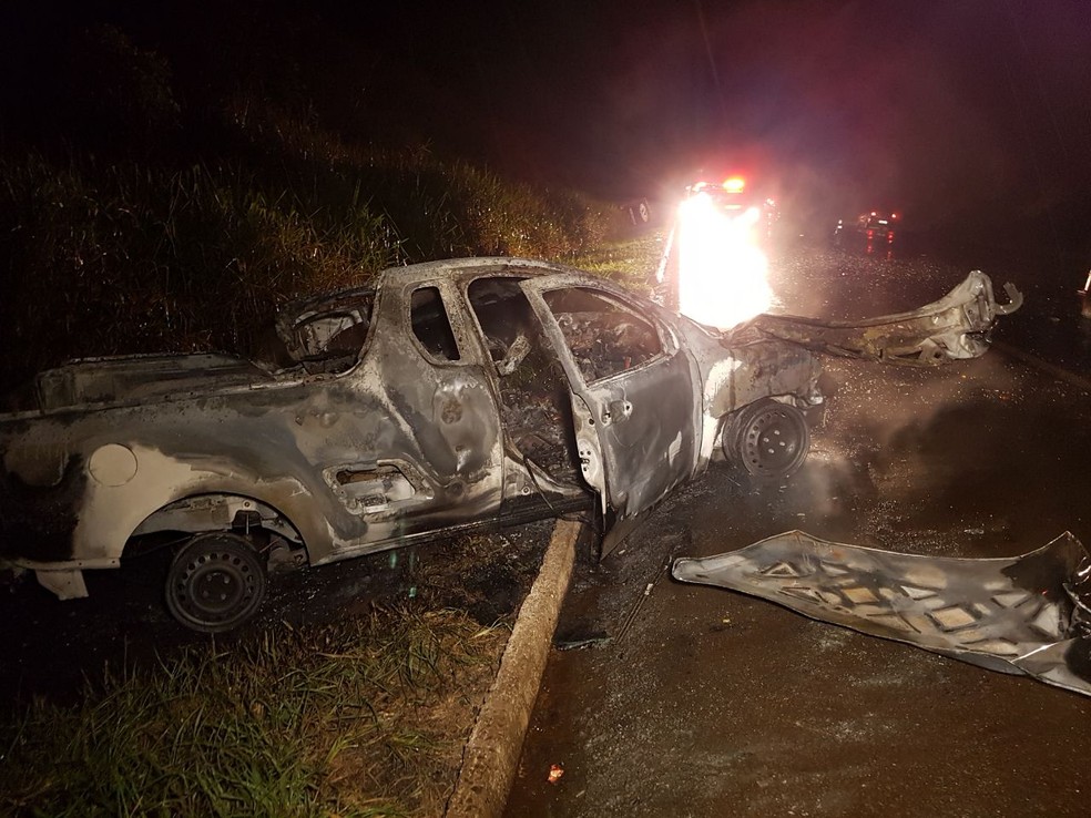 Batida entre ônibus e caminhonete feriu mais de 10 pessoas na BR-272 (Foto: Rafael Silvestrin)