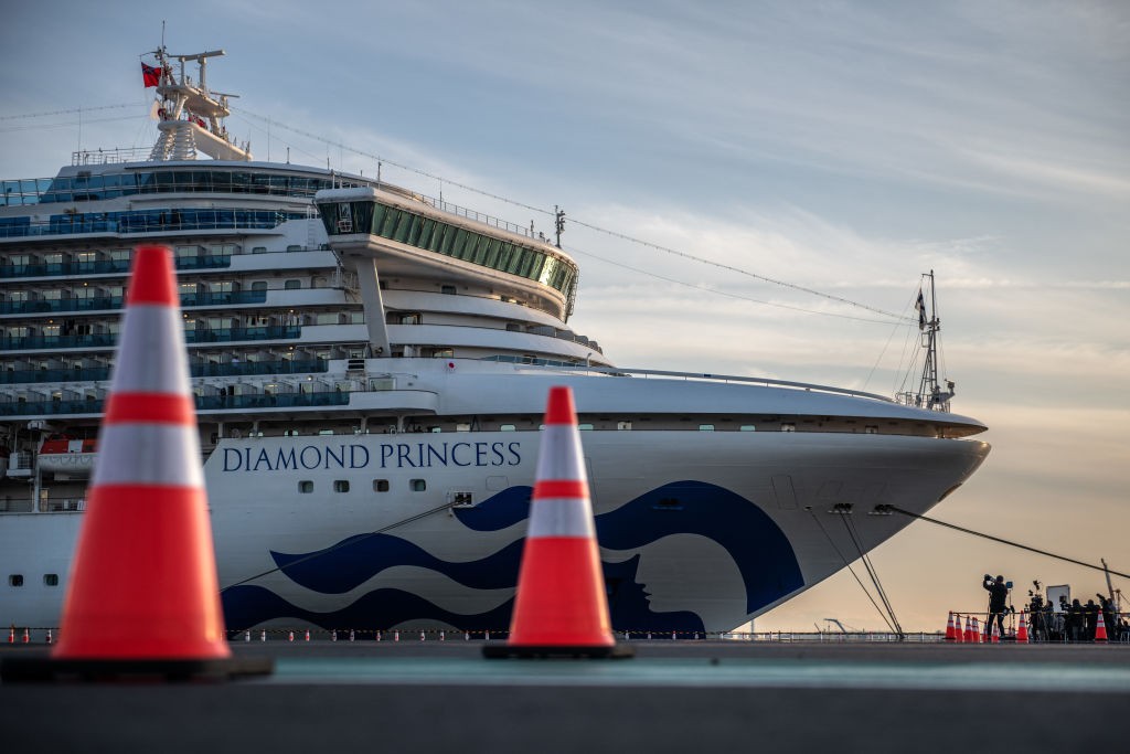 YOKOHAMA, JAPAN - FEBRUARY 07: The Diamond Princess cruise ship sits docked at Daikoku Pier where it is being resupplied and newly diagnosed coronavirus cases taken for treatment as it remains in quarantine after a number of the 3,700 people on board were (Foto: Getty Images)