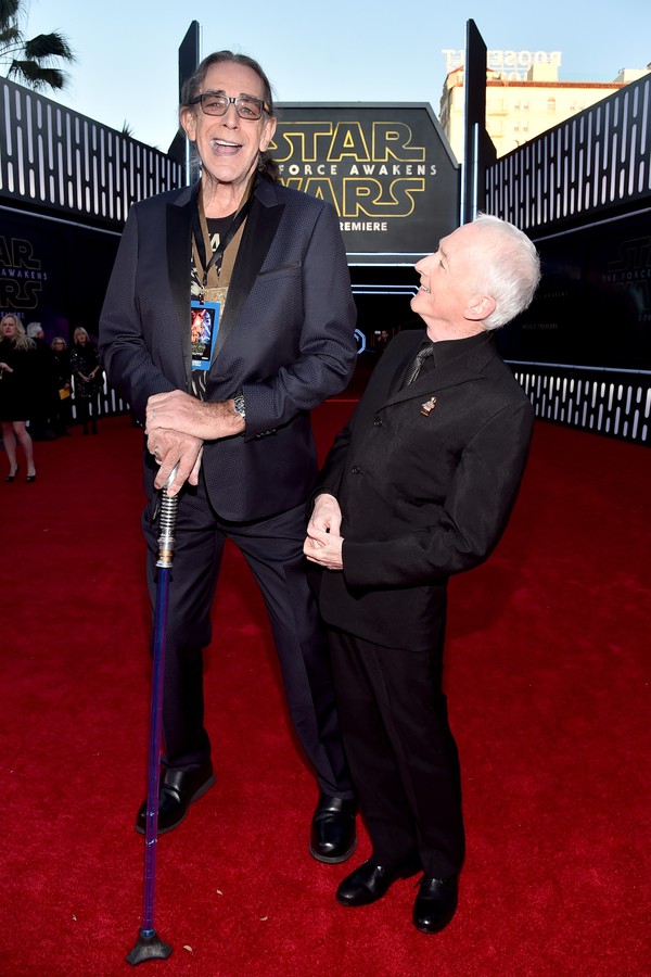 Peter Mayhew (Chewbacca) e Anthony Daniels (C-3PO) na estreia de 'Episódio VII' (Foto: Getty Images)