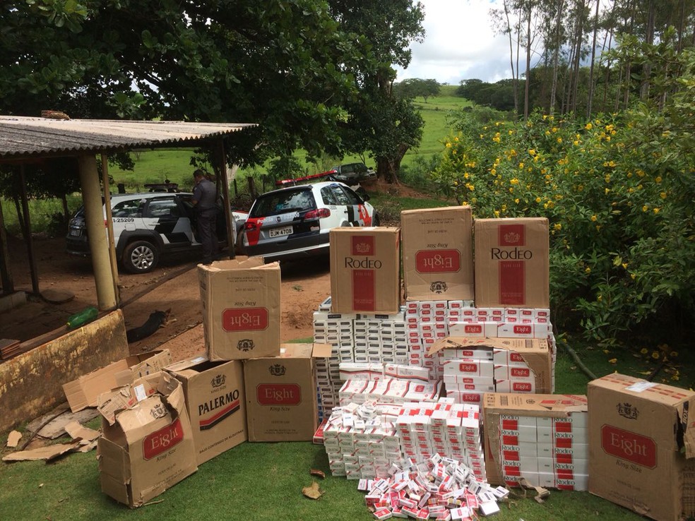 Cigarro contrabandeados foram apreendidos (Foto: Cedida/Polícia Militar)